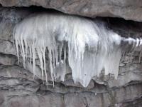 Milchig graue Eisformation aus Felsspalte